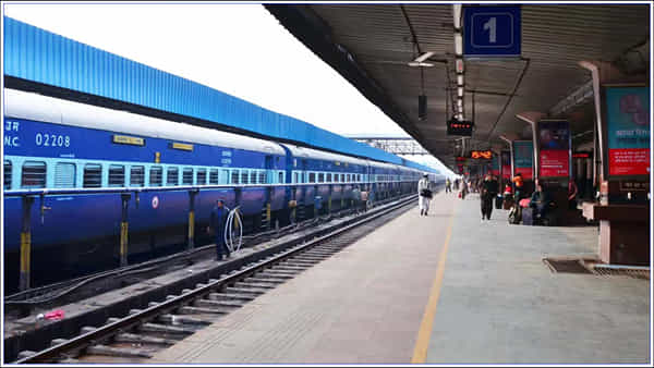 Indian Railways: రైల్వే శాఖకు వినియోగదారుల కమిషన్ షాక్.. చోరీ అయిన బ్యాగ్ కోసం 4.7 లక్షలు ఫైన్