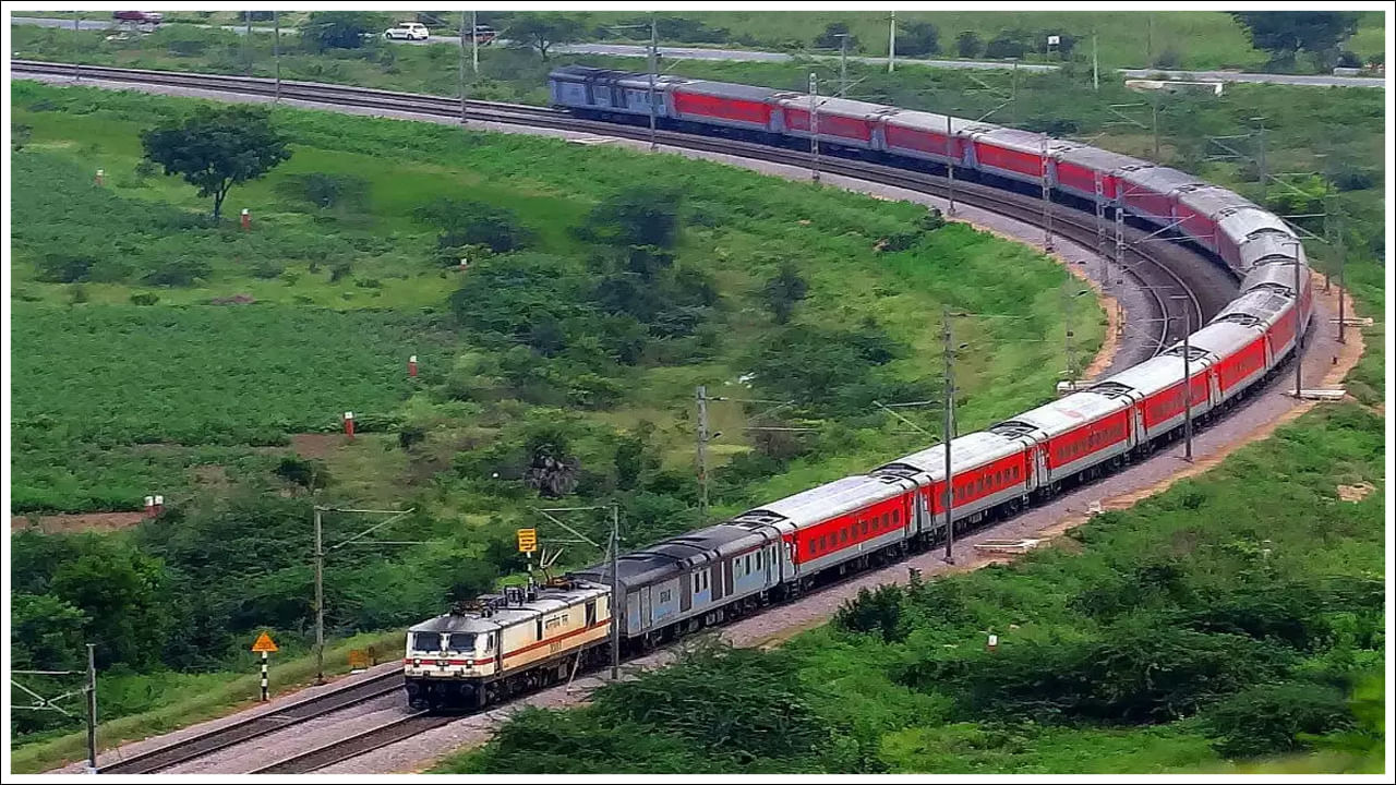 పశ్చిమ బెంగాల్ రాజధాని కోల్‌కతాను దేశ రాజధాని న్యూఢిల్లీతో కలుపుతున్న సీల్దా రాజధాని ఎక్స్‌ప్రెస్ రైల్వేస్ రెండవ అత్యధిక సంపాదన కలిగిన రైలు. రైలు నంబర్ 12314 సీల్దా రాజధాని ఎక్స్‌ప్రెస్ 2022-23 సంవత్సరంలో 5,09,164 మందిని గమ్యస్థానానికి చేర్చింది. దీని కారణంగా ఈ రైలు ఆదాయం రూ.128 కోట్ల 81 లక్షల 69 వేల 274కి చేరుకుంది. 