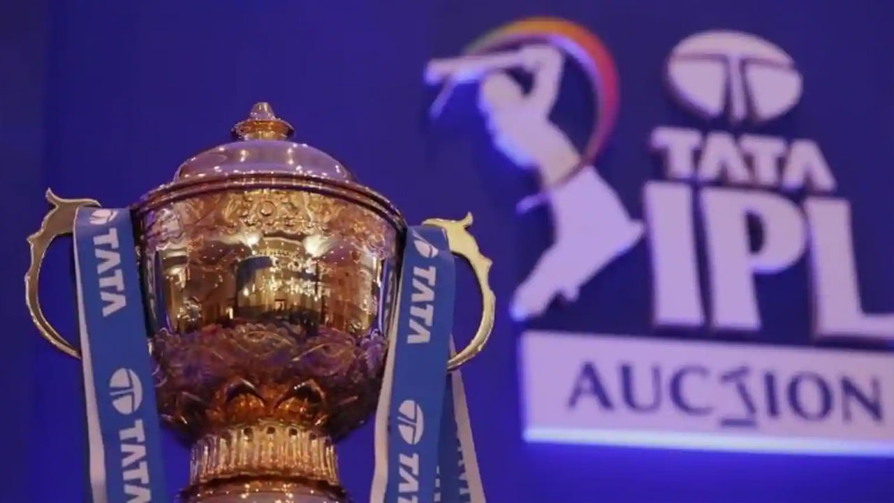 3 Players May Lose Captaincy in IPL 2025: ఐపీఎల్ 2025 (IPL 2025) కోసం మెగా వేలం గురించి అభిమానుల ఉత్సాహం గరిష్ట స్థాయికి చేరుకుంది. ఫ్రాంచైజీలు ఏ ఆటగాళ్లను రిటైన్ చేసి విడుదల చేస్తారో ఒక్కో జట్టుకు సంబంధించి వేర్వేరు మీడియా నివేదికలు వస్తున్నాయి. అందరూ ఆసక్తిగా ఎదురుచూస్తున్న బీసీసీఐ రిటెన్షన్ పాలసీని ప్రకటించిన తర్వాత ఈ విషయంలో అసలు మజా కనిపిస్తుంది. 