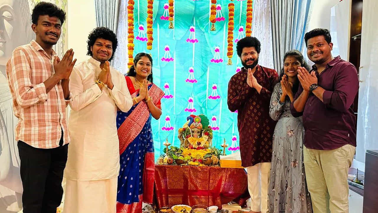జబర్దస్త్ నటుడు, ప్రముఖ కమెడియన్ అవినాష్ ఇంట్లోనూ వినాయక చవితి వేడుకలు ఘనంగా జరిగాయి. అవినాష్ తో పాటు అతని భార్య అనూజ, సోదరుడు అజయ్, ఇతర కుటుంబ సభ్యులు ఈ సెలబ్రేషన్స్ లో పాల్గొన్నారు.