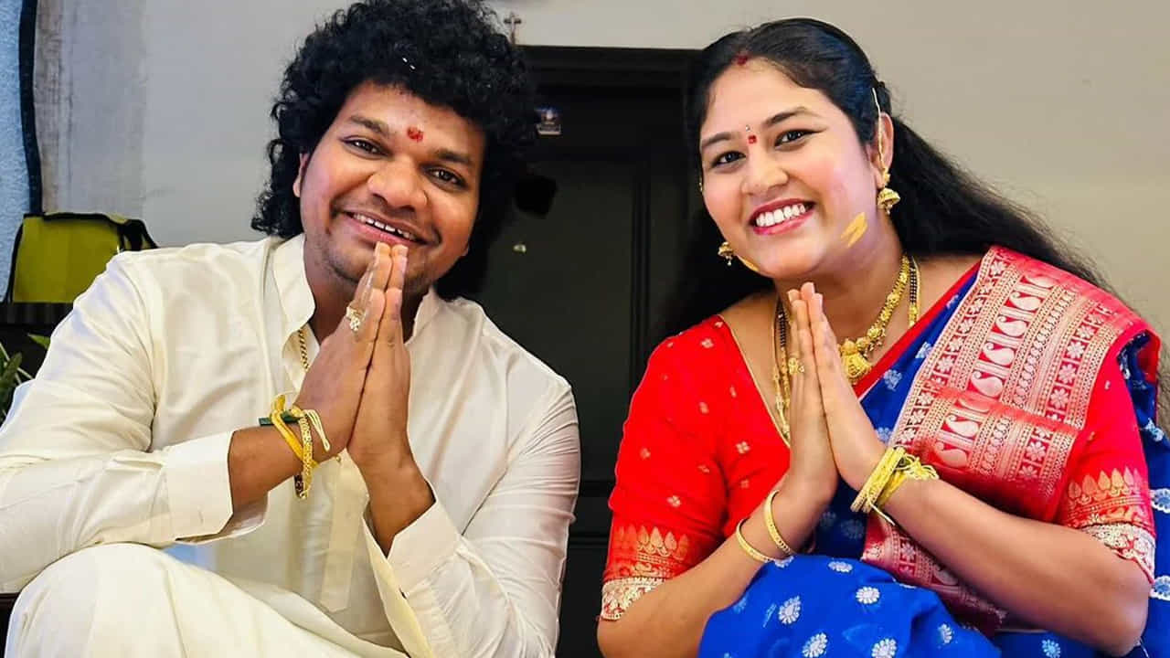 అలాగే మరో బుల్లితెర నటి, జబర్దస్త్ లేడీ కమెడియన్ పవిత్ర కూడా అవినాష్ ఇంట్లో జరిగిన వినాయక చవితి వేడుకల్లో తళుక్కుమంది.