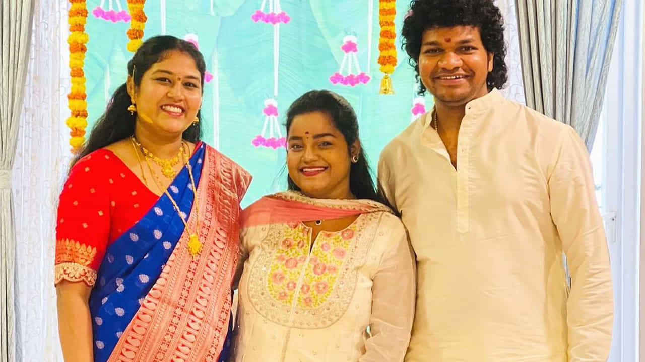 ప్రస్తుతం ఈ ఫొటోలు సోషల్ మీడియాలో బాగా వైరలవుతున్నాయి. అభిమానులు, నెటిజన్లు లైకులు, షేర్స్, కామెంట్ల వర్షం కురిపిస్తున్నారు.