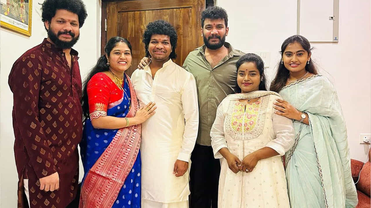 కాగా జబర్దస్త్ షోతో మంచి గుర్తింపు తెచ్చుకున్నాడు అవినాశ్. ఆ తర్వాత బిగ్ బాస్ షోతో మరింత ఫాలోయింగ్ సొంతం చేసుకున్నాడు. ఇప్పుడు ప్రీ వెడ్డింగ్ ప్రసాద్ అంటూ హీరోగా తన అదృష్టం పరీక్షించుకోవడానికి రెడీ అవుతున్నాడు.