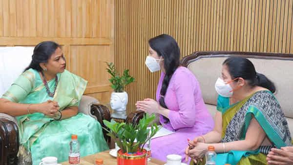 AP News: హోం మంత్రి అనితను కలిసిన ముంబై నటి జత్వానీ