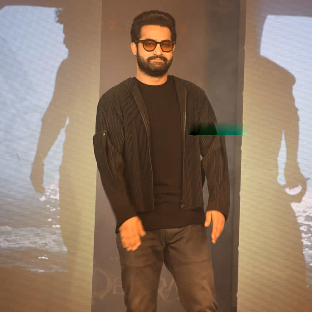 దేవర ప్రమోషన్ల కోసం మన వాళ్లు వెయిట్ చేస్తుంటే, వార్2 సినిమా గురించి చెప్పకపోతారా? అని నార్త్ వాళ్లు వెయిటింగ్, ఇటు నీల్ సినిమా గురించి ఏమైనా చెప్పండి సార్ అంటూ కన్నడిగులు రిక్వెస్టులు పెడుతున్నారు. తారక్ మైక్ అందుకుంటే, ఇన్ని ఇండస్ట్రీలకు ఫుల్ మీల్స్ అందడం ఖాయం అన్నది అందరినీ ఊరిస్తున్న విషయం.