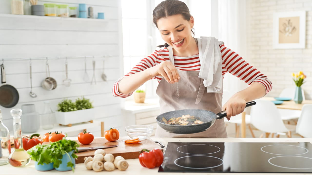 Kitchen Hacks: వంటగదిలో స్టౌ పక్కనే వీటిని ఉంచుతున్నారా? త్వరగా పాడైపోతాయ్.. జాగ్రత్త!