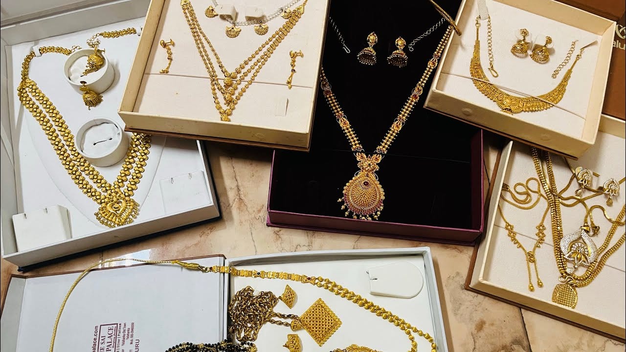 టూత్ పేస్ట్‌తో కూడా మనం నగలను కొత్తవాటిలా మార్చుకోవచ్చు. కొద్దిగా నీళ్లు తీసుకుని అందులో టూత్ పేస్ట్ వేసి బాగా కలపండి. ఇందులో నగలను  ఓ పది నిమిషాలు ఉంచి.. ఆ నీటితో బ్రష్‌తో క్లీన్ చేయాలి. ఇలా చేయడం వల్ల నగల మురికి పోతుంది.
