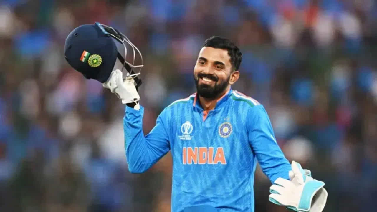 ప్రస్తుత క్రికెట్లోని టాప్-5 బ్యాట్స్మెన్ల జాబితాలో ఎవరున్నారో టీమిండియా ఆటగాడు కేఎల్ రాహుల్ పేర్కొన్నాడు. ఈ ఐదుగురు బ్యాటర్లలో పాకిస్థాన్ కెప్టెన్ బాబర్ ఆజం కూడా ఉండటం విశేషం. కేఎల్ రాహుల్ పేర్కొన్న టాప్-5 బ్యాట్స్మెన్స్ జాబితా ఓసారి చూద్దాం..