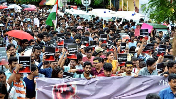 Kolkata Doctor Murder Case: కొలిక్కిరాని ఆర్జీ కర్ ఆస్పత్రి వివాదం.. జూనియర్ డాక్టర్ల డిమాండ్లను తిరస్కరించిన బెంగాల్ సర్కార్..