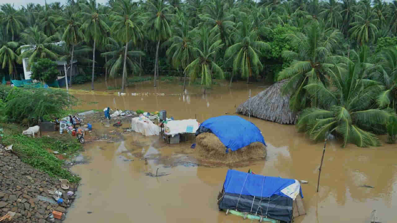 Konaseema: గోదారి ఉగ్ర రూపం.. కొనసాగుతోన్న కోనసీమ జిల్లాలో వరద ఉధృతి.. లంక గ్రామాలకు రాకపోకలు బంద్