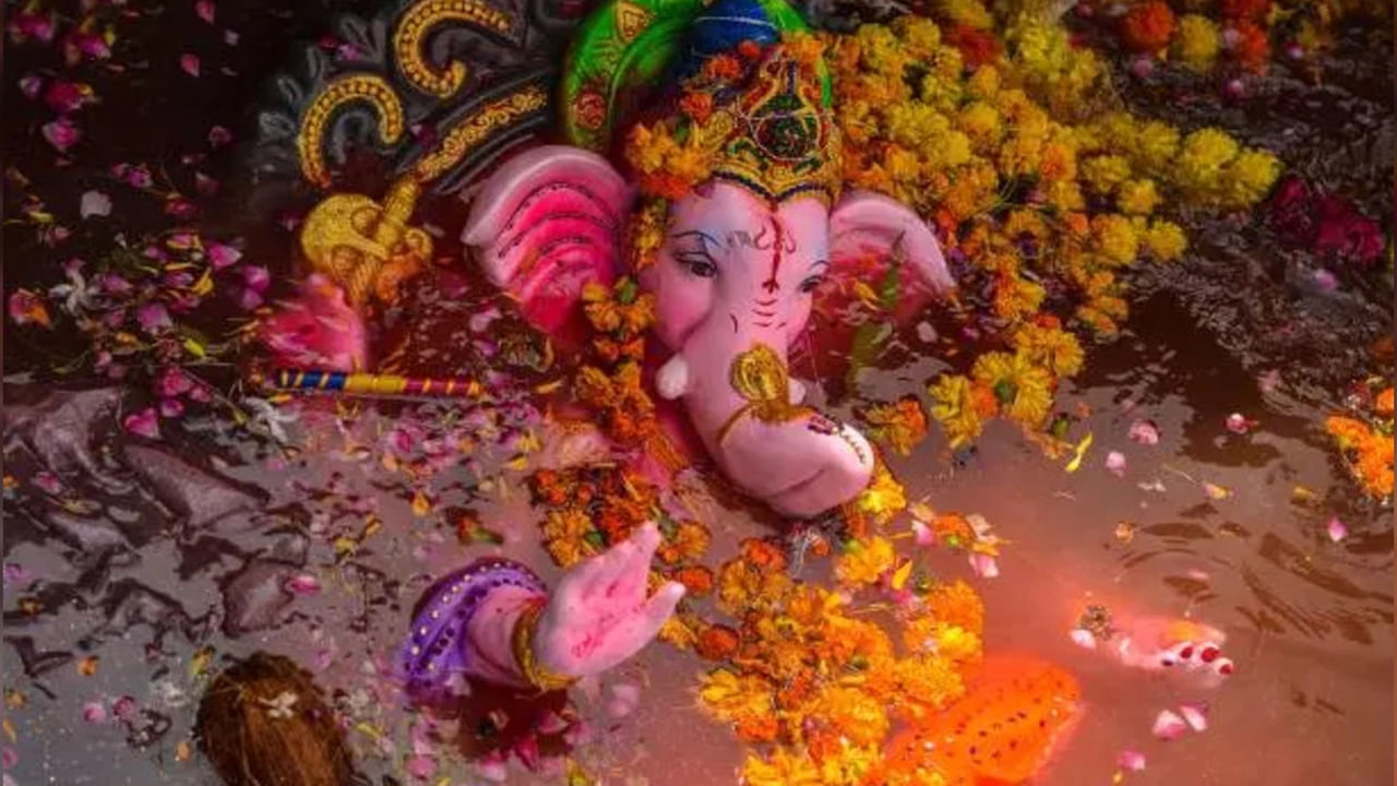 Ganesh Immersion: వినాయకుడికి వీడ్కోలు ఇలా చెప్పండి.. పఠించాల్సిన మంత్రాలు ఏమిటంటే Lord Ganesha