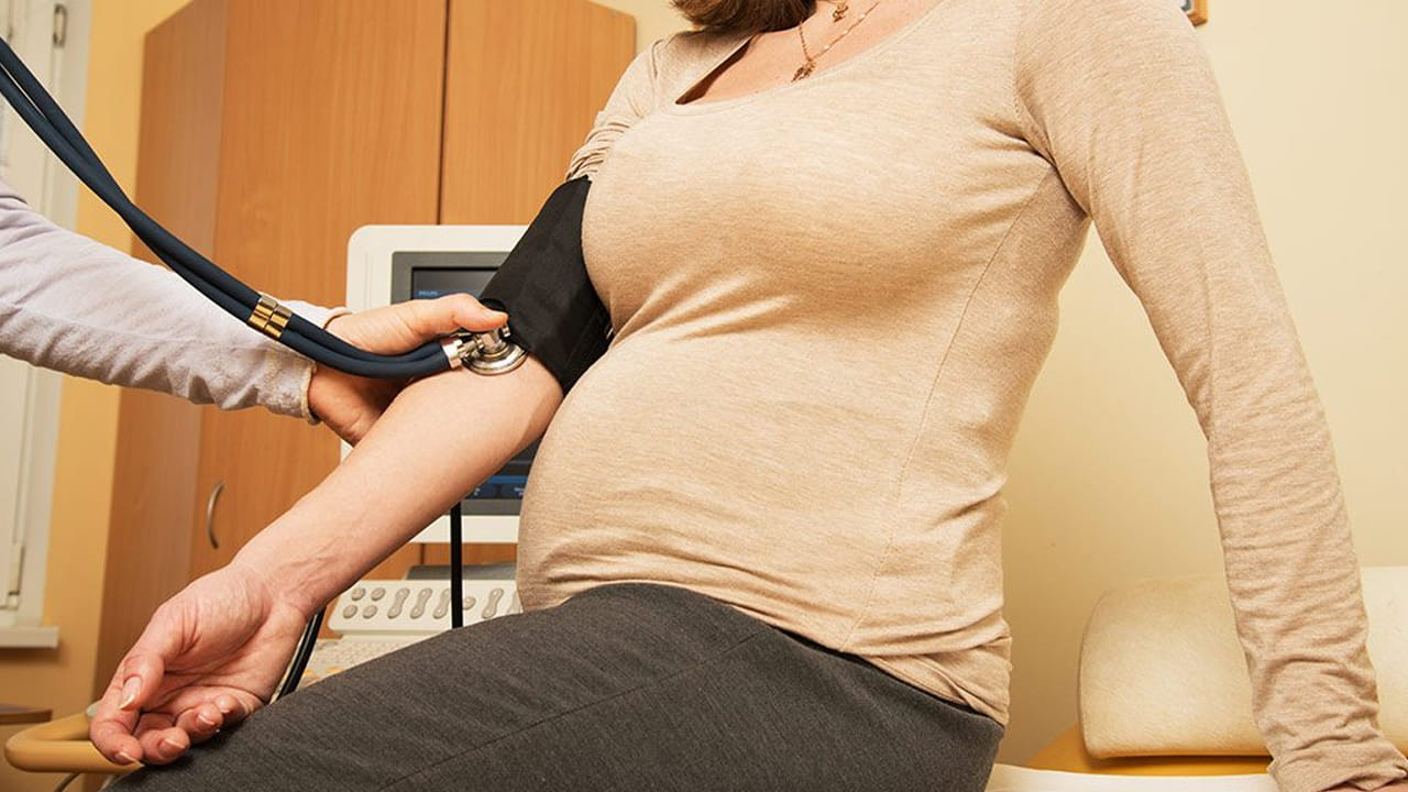 Pregnancy: ప్రెగ్నెన్సీ సమయంలో బీపీ తక్కువగా ఉంటే ఏం తినాలి.? నిపుణులు ఏమంటున్నారంటే Pregnancy: ప్రెగ్నెన్సీ సమయంలో బీపీ తక్కువగా ఉంటే ఏం తినాలి.? నిపుణులు ఏమంటున్నారంటే