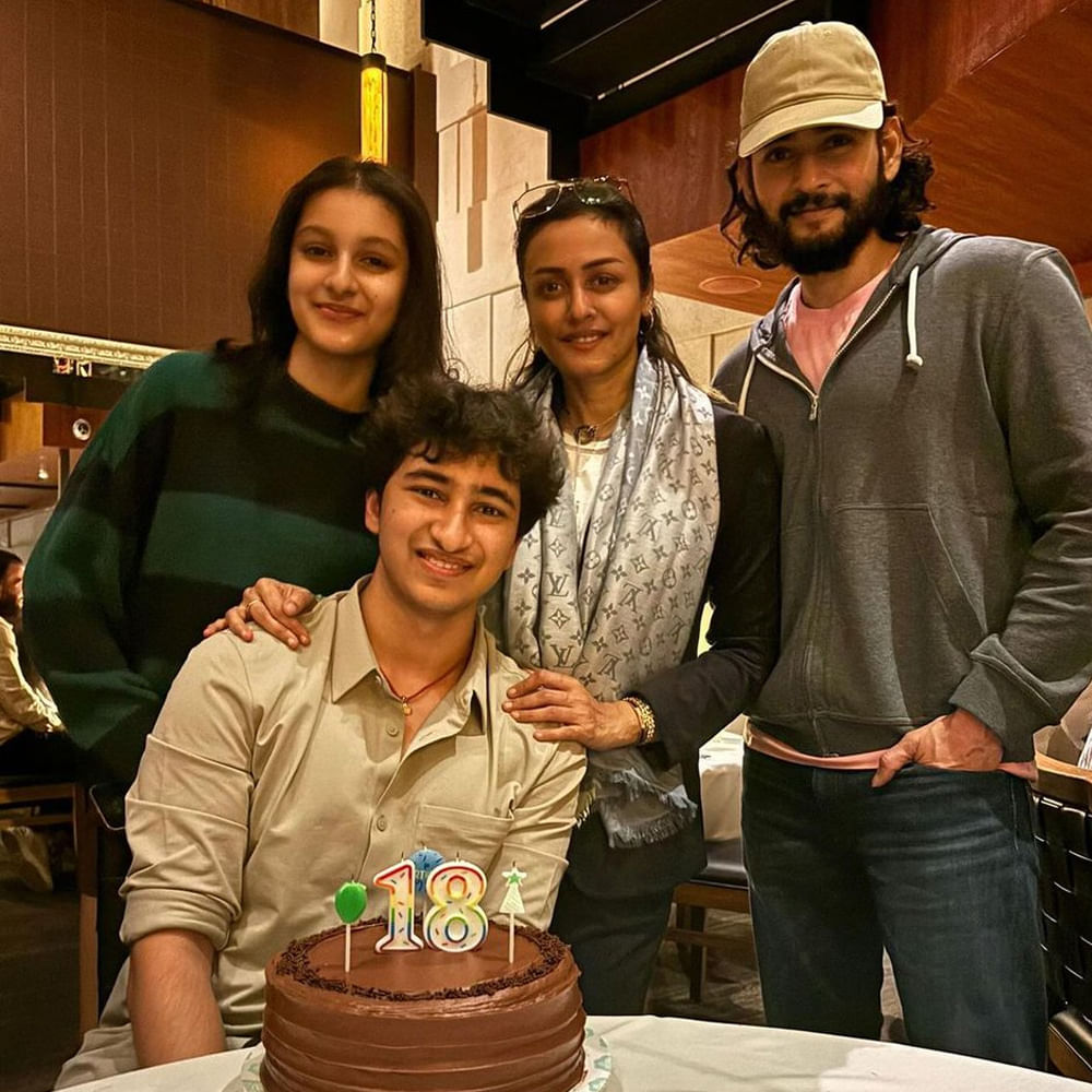 నిజంగానే మగవాడి అందం మీద పాట ఉంటే ఇలాగే ఉంటుందేమో..? ఎప్పటికప్పుడు ట్రెండీగా కనిపించడంలో అందరికంటే ముందుంటారు మహేష్ బాబు. ఇప్పుడూ ఇదే జరిగింది. తాజాగా సూపర్ స్టార్ న్యూ లుక్  వైరల్ అవుతుంది.