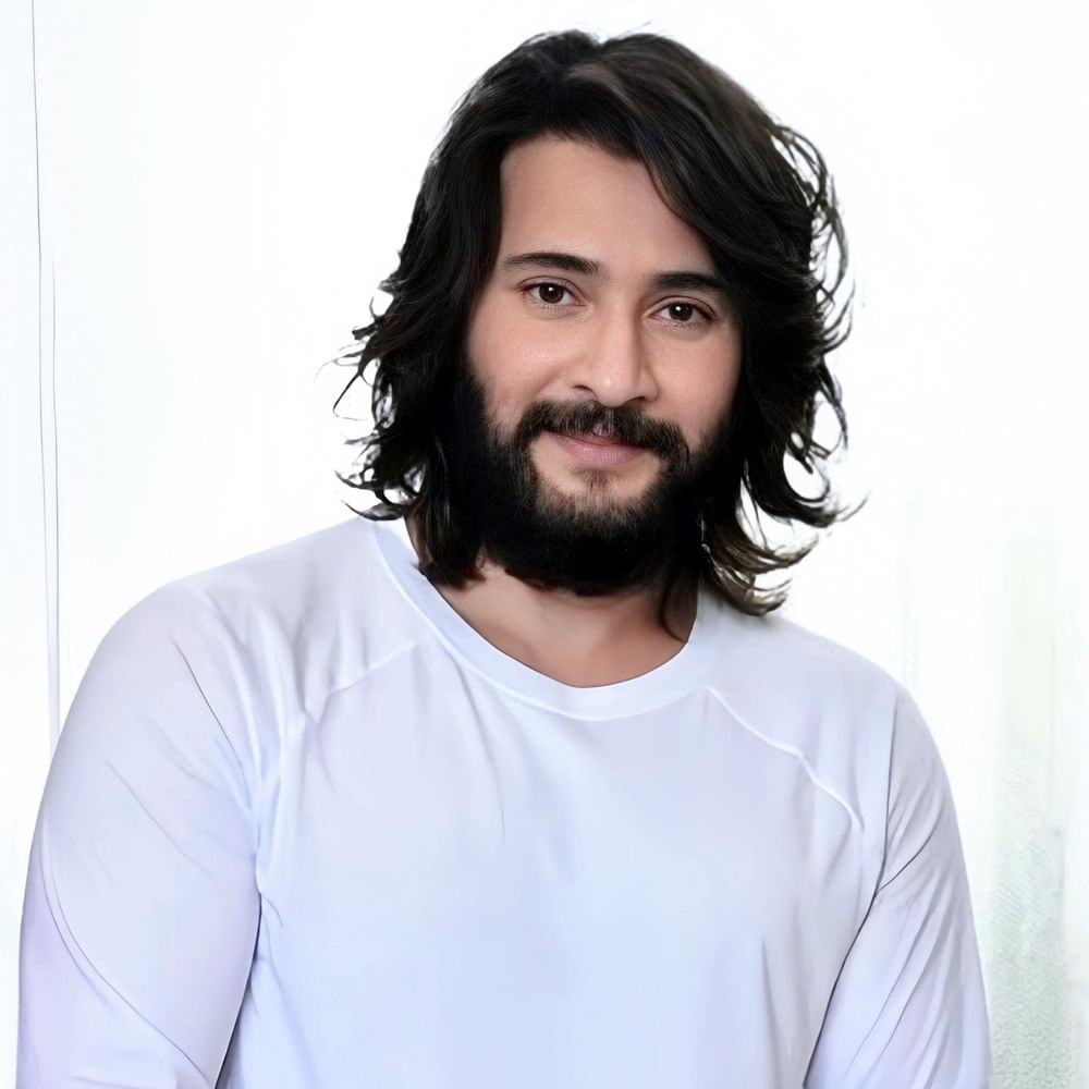 తాజాగా తెలంగాణ సిఎం రేవంత్ రెడ్డిని కలవడానికి వచ్చారు మహేష్. అక్కడ ఆయన లుక్‌కు సోషల్ మీడియా షేక్ అయిపోతుంది. కొన్ని రోజులుగా పూర్తిగా రాజమౌళి సినిమాపై ఫోకస్ చేసారు మహేష్ బాబు. SSMB29 కోసం బాగానే మేకోవర్ అవుతున్నారు. 