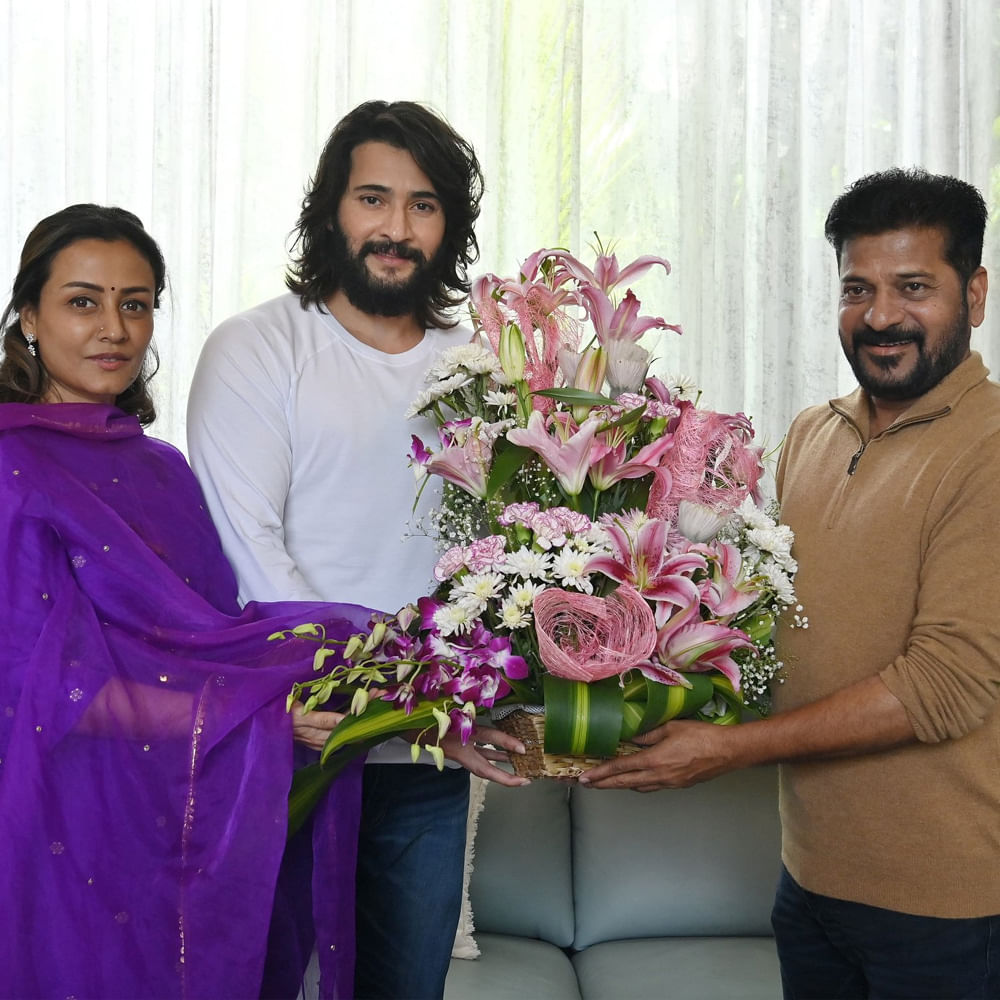 కెరీర్‌లో ఇప్పటి వరకు లేని విధంగా.. జుట్టు, గడ్డం పెంచేస్తున్నారు. అలాగే కండలు తిరిగిన బాడీతో దర్శనమిస్తున్నారు. మహేష్ ఎప్పుడు బయటికి వచ్చినా.. ఆయన లుక్‌తో సోషల్ మీడియా తగలబడిపోతుందంతే. 