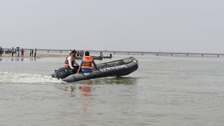 రూల్స్ అంటే రూల్స్.. ఫోటో తీస్తున్న వ్యక్తికి షాక్ ఇచ్చిన సింహం.. వీడియో చూస్తే బిత్తరపోవాల్సిందే