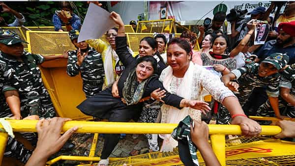Manipur violence: మణిపూర్లో ఆగని అల్లర్లు.. నిషేధాజ్ఞలు ఉల్లంఘించి విద్యార్ధులు