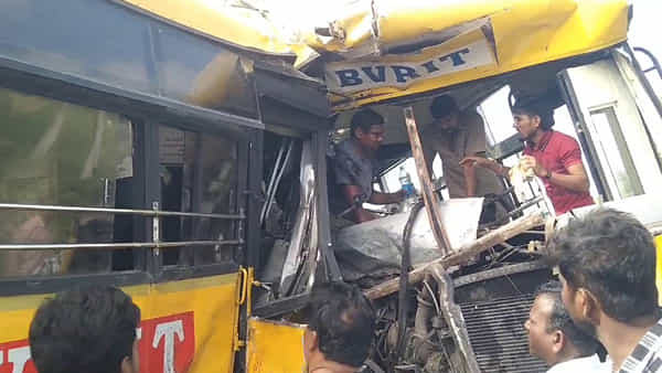 ఘోరం.. ఎదురెదురుగా ఢీకొన్న కాలేజీ బస్సులు.. ఒకరు మృతి, పలువురు విద్యార్థులకు తీవ్ర గాయాలు