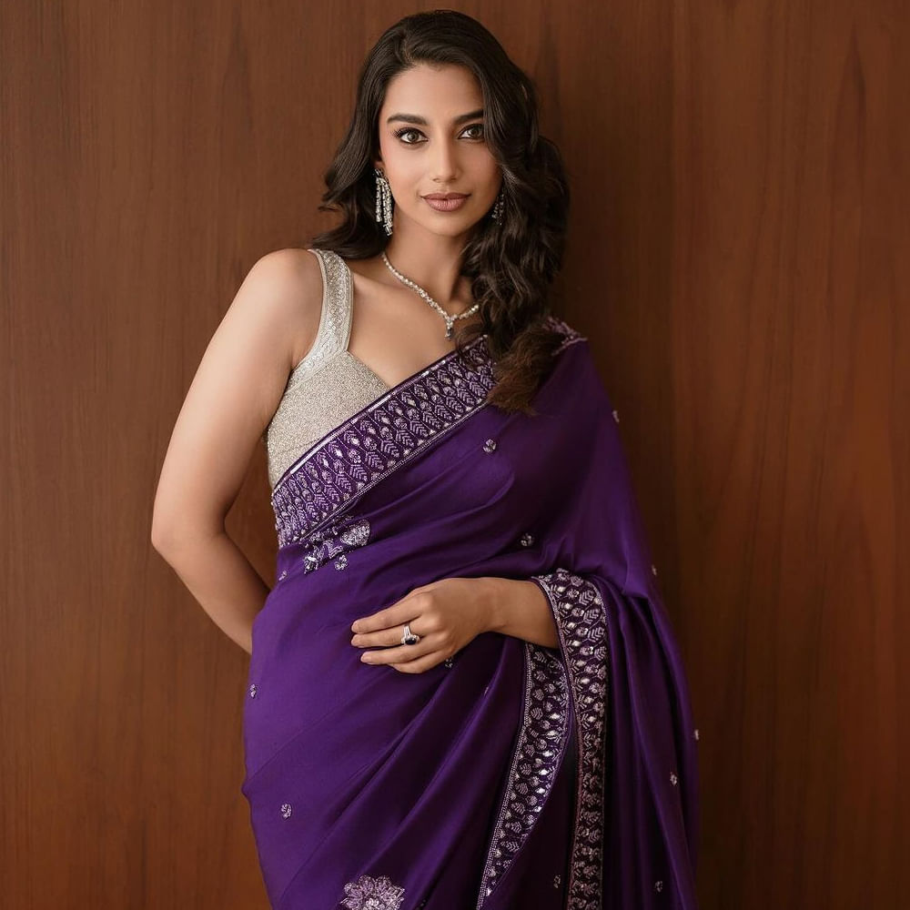 పైన ఫోటోలో కనిపిస్తున్న చిన్నారి సౌత్ ఇండస్ట్రీలోనే క్రేజీ హీరోయిన్. తెలుగు చిత్రపరిశ్రమలో ఇప్పుడిప్పుడే వరుస అవకాశాలు అందుకుంటున్న ఈ బ్యూటీకి మంచి ఫాలోయింగ్ ఉంది. అందం, అభినయంతో వెండితెరపై మాయ చేస్తోన్న ఈ సొగసరి ఎవరో గుర్తుపట్టగలరా ? తనే మీనాక్షి చౌదరీ.