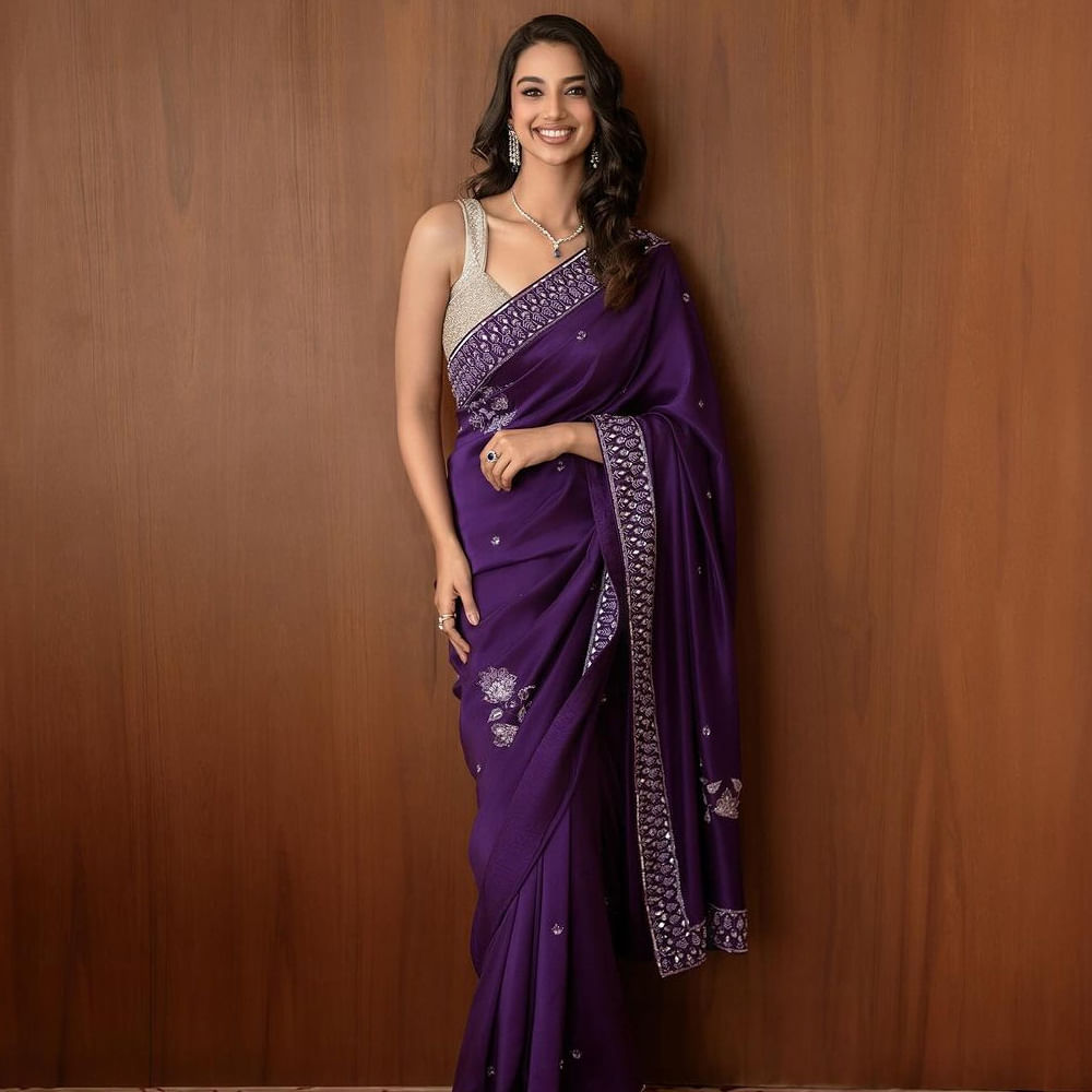  సూపర్ స్టార్ మహేష్ బాబు.. డైరెక్టర్ త్రివిక్రమ్ కాంబోలో వచ్చిన గుంటూరు కారం చిత్రంలో ఈ బ్యూటీ నటించింది. ఇందులో మహేష్ మరదలు పాత్రలో కనిపించి అలరించింది.  ప్రస్తుతం వరుణ్ తేజ్ జోడీగా మట్కా చిత్రంలో నటిస్తుంది. 