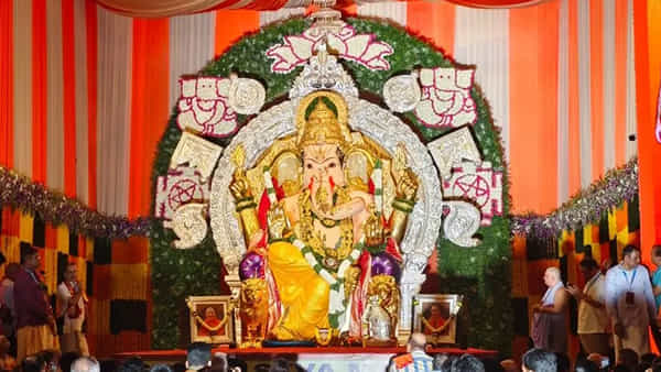 నేడు గంగమ్మ ఒడిని చేరనున్న అత్యంత సంపద వినాయకుడు.. ఈ గణపతి మండపం భీమా కంపెనీలకు అత్యంత ఇష్టం..