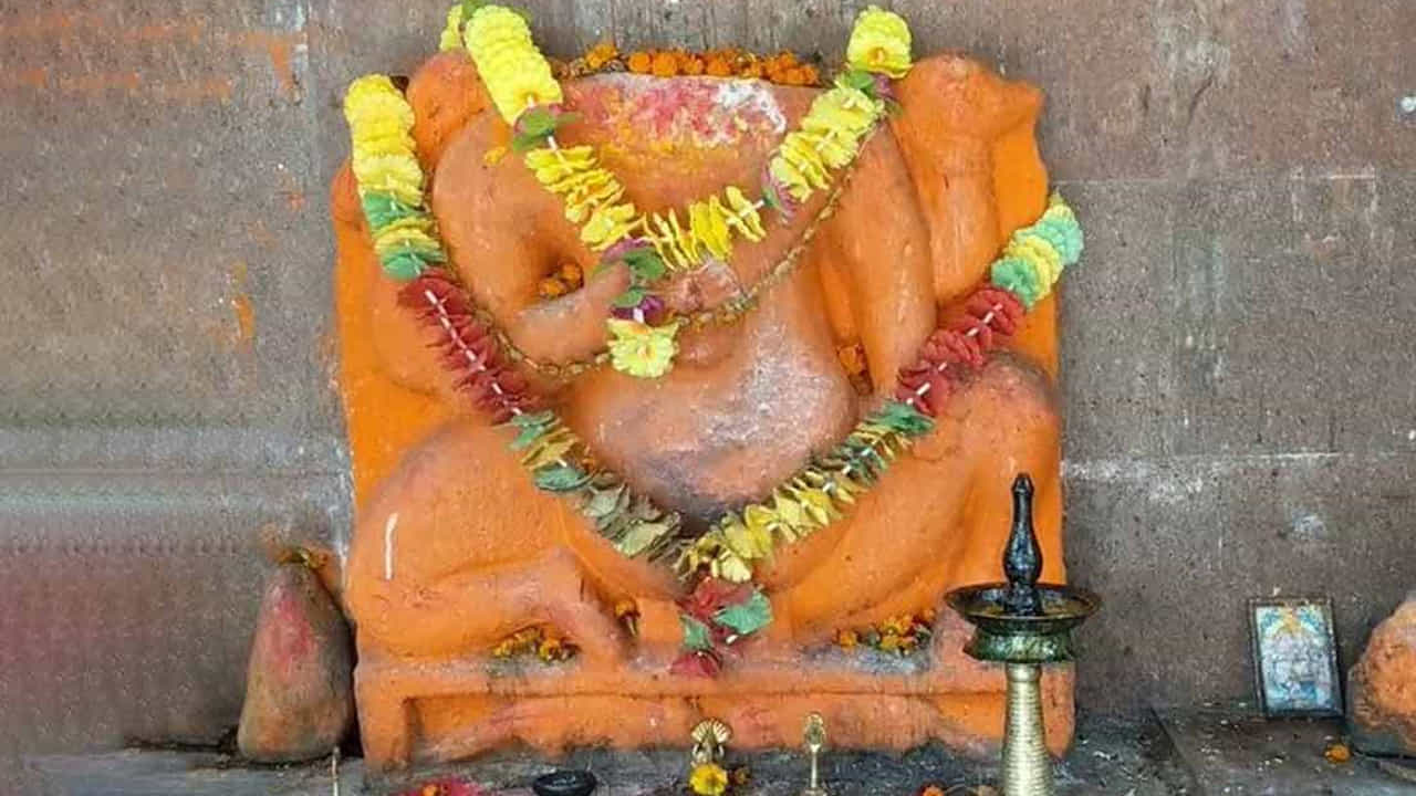 శివుడు గణేశుడి తలను నరికిన అనంతరం ఆ బాలుడి శరీరానికి ఉత్తర దిశలో నిద్రపోతున్న ఏనుగు తలను తీసుకువచ్చి.. జోడించి ప్రాణం పోశారు. ఈ గణేశుడికి ప్రాణం పోసిన కథ గురించి అందిరకీ తెలిసిందే. అయితే ఒక ఆలయంలో వినకుడు తల లేకుండా పూజలందుకుంటున్నాడు. . ఈ ప్రత్యేక వినాయక దేవాలయం గురించి ఈ రోజు తెలుసుకుందాం..