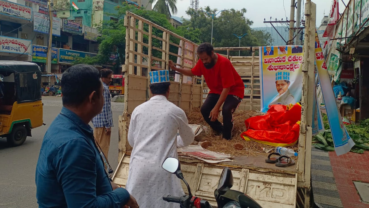 Vinayaka Chavithi: హిందూ సోదరులకు మట్టి వినాయకులను పంపిణీ చేసిన ముస్లిం యువకుడు.. ఎక్కడంటే