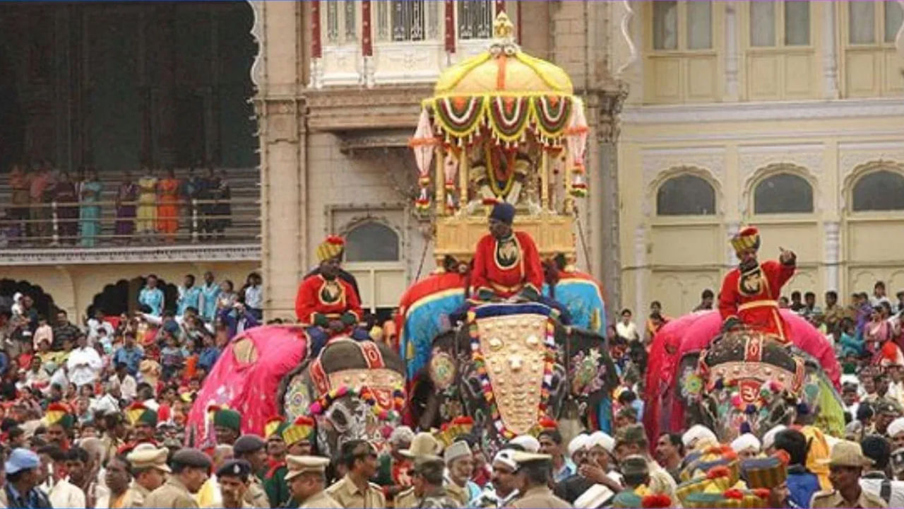  మైసూర్ దసరా ప్రధాన ఆకర్షణ అద్భుతమైన జంబూ రైడ్. నవరాత్రుల పదో రోజున ప్రధాన ఏనుగు 750 కిలోల బరువున్న శ్రీచాముండేశ్వరి అమ్మవారిని ప్రతిష్ఠించిన బంగారు అంబరీని తీసుకువెళుతుంది. వందలాది ఏనుగులు బంగారు పూతతో కూడిన దుస్తులు ధరించి మైసూర్ వీధుల్లో ఊరేగడం కనుల పండువగా ఉంటుంది. ఈ ఊరేగింపు దసరా పండుగకు మరింత శోభను చేకూరుస్తుంది.