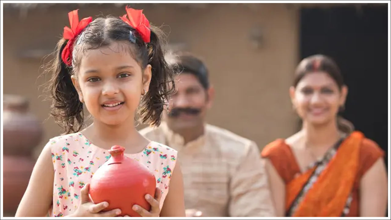 సుకన్య సమృద్ధి యోజన రూల్ మార్పు: ముఖ్యంగా కుమార్తెల కోసం కేంద్ర ప్రభుత్వం అమలు చేస్తున్న సుకన్య సమృద్ధి యోజన పథకానికి సంబంధించి ఒక పెద్ద మార్పు చేసింది. ఈ మార్పు కూడా అక్టోబర్ 1, 2024 నుండి అమలు కానుంది. దీని ప్రకారం, కుమార్తెల చట్టబద్ధమైన సంరక్షకులు మాత్రమే మొదటి తేదీ నుండి ఈ ఖాతాలను నిర్వహిస్తారు. కొత్త నిబంధన ప్రకారం, ఒక కుమార్తె సుకన్య సమృద్ది ఖాతాను ఆమెకు చట్టబద్ధమైన సంరక్షకుడు కాని వ్యక్తి తెరిచినట్లయితే, ఆమె ఈ ఖాతాను సహజ తల్లిదండ్రులు లేదా చట్టపరమైన సంరక్షకుడికి బదిలీ చేయాలి. అలా చేయని పక్షంలో ఆ ఖాతాను మూసివేయవచ్చు.