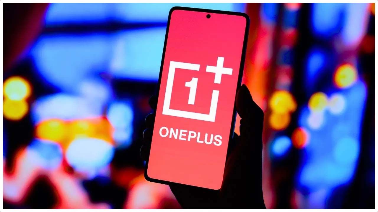 OnePlus భారతదేశంలోని ప్రముఖ మొబైల్ ఫోన్ కంపెనీలలో ఒకటి. అయితే గత కొన్నేళ్లుగా OnePlus తీవ్ర విమర్శలను ఎదుర్కొంటోంది. కారణం ఏమిటంటే, అప్‌డేట్ చేస్తున్నప్పుడు వన్‌ప్లస్ స్మార్ట్‌ఫోన్‌లలో గ్రీన్ లైన్లు కనిపిస్తున్నాయని వినియోగదారులు ఫిర్యాదు చేస్తున్నారు. మొబైల్ ఫోన్‌లో గ్రీన్ లైన్లు ఉంటే, వారు వన్‌ప్లస్ షోరూమ్‌కి వెళ్లి వారి మొబైల్ ఫోన్‌ను ఉచితంగా రిపేర్ చేసుకోవచ్చని వినియోగదారులకు తెలిపింది. 