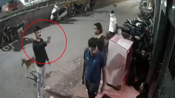 Viral Video: నైట్ క్లబ్పై తుపాకులతో దుండగుల దాడి.. బౌన్సర్లను బెదిరించి లోనికెళ్లారు! కానీ.. ఊహించని ట్విస్ట్