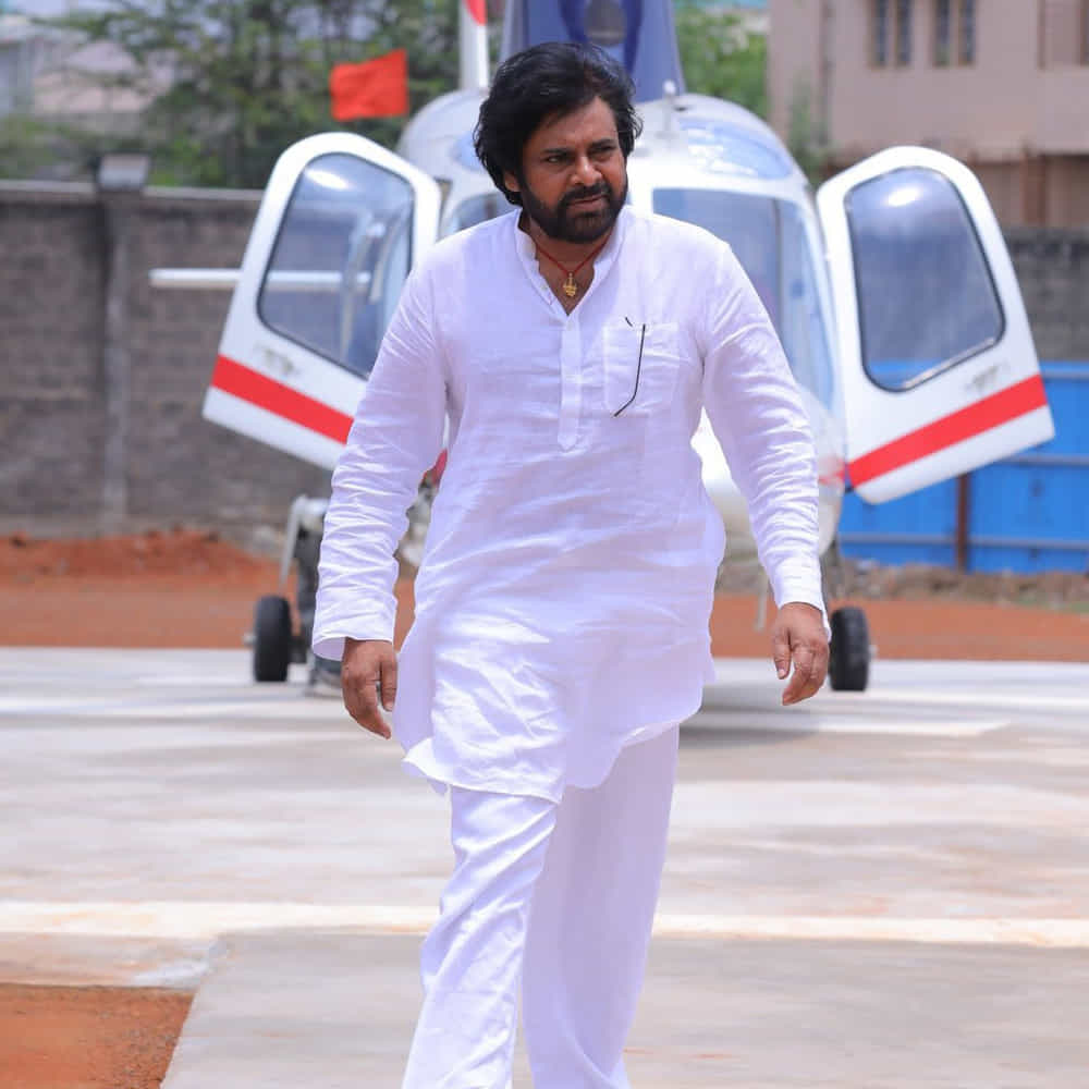 త్వరగా వచ్చేయండి బాస్‌ అంటూ ఆనందాన్ని పంచుకుంటున్నారు. ఆ మధ్య మేనల్లుడితో కలిసి బ్రో మూవీతో పలకరించారు పవర్‌ స్టార్‌. ఆ తర్వాత ఆయన పూర్తిగా ప్రజల్లోనే ఉన్నారు.