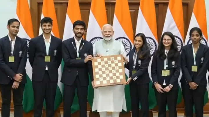 PM Modi: చెస్ ఛాంపియన్లతో ప్రధాని మోదీ కీలక భేటి.. వీడియో వైరల్ PM Modi: చెస్ ఛాంపియన్లతో ప్రధాని మోదీ కీలక భేటి.. వీడియో వైరల్