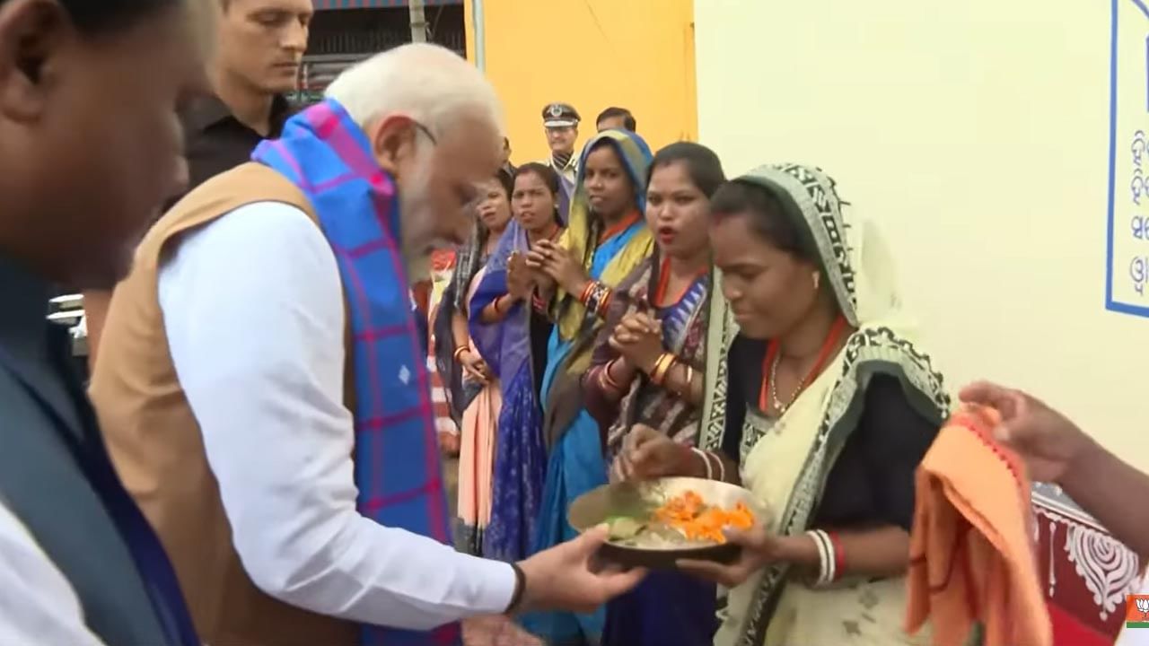 PM Modi in Odisha: ఆవాస్‌ యోజన ఇంటిలో పుట్టినరోజు జరుపుకున్న ప్రధాని మోదీ