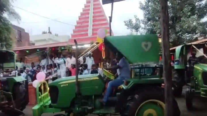 Polala Amavasya 2024: వార్నీ ఇదెక్కడి విడ్డూరం..! ఎడ్లకు బదులు ట్రాక్టర్లతో పొలాల పండగ.. Polala Amavasya 2024: వార్నీ ఇదెక్కడి విడ్డూరం..! ఎడ్లకు బదులు ట్రాక్టర్లతో పొలాల పండగ..