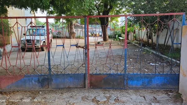 Telangana: పోలీస్ స్టేషన్ గేటుకు తాళం వేసిన అధికారులు.. కారణం తెలిస్తే అవాక్కవ్వాల్సిందే
