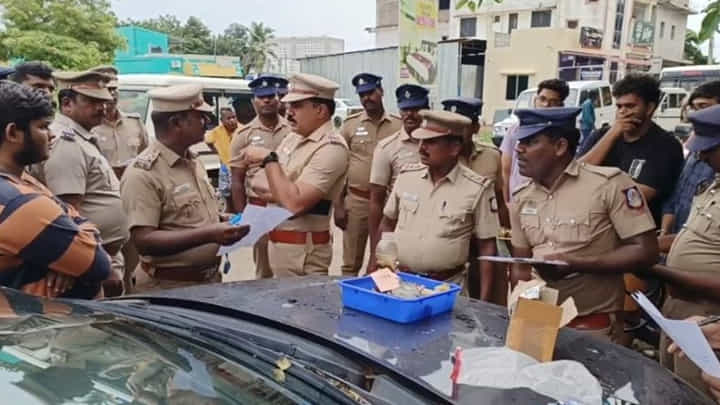 Watch: విద్యార్థుల ఇళ్లలో 1,000 మంది పోలీసులతో సోదాలు.. పెద్ద మొత్తంలో గంజాయి స్వాధీనం.. ఎక్కడంటే.. Watch: విద్యార్థుల ఇళ్లలో 1,000 మంది పోలీసులతో సోదాలు.. పెద్ద మొత్తంలో గంజాయి స్వాధీనం.. ఎక్కడంటే..