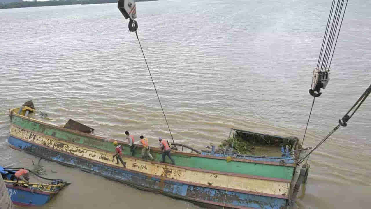 Vijayawada: ప్రకాశం బ్యారేజీ దగ్గర బోట్ల తొలగింపు ఆపరేషన్ సక్సెస్.. నాలుగో పడవ..?