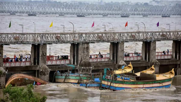 Prakasam Barrage: ఛాలెంజ్గా మారిన బోట్ల తొలగింపు ప్రక్రియ.. ఇవాళ ప్లాన్-B రెడీ.. విశాఖ నుంచి డైవింగ్ టీమ్లు