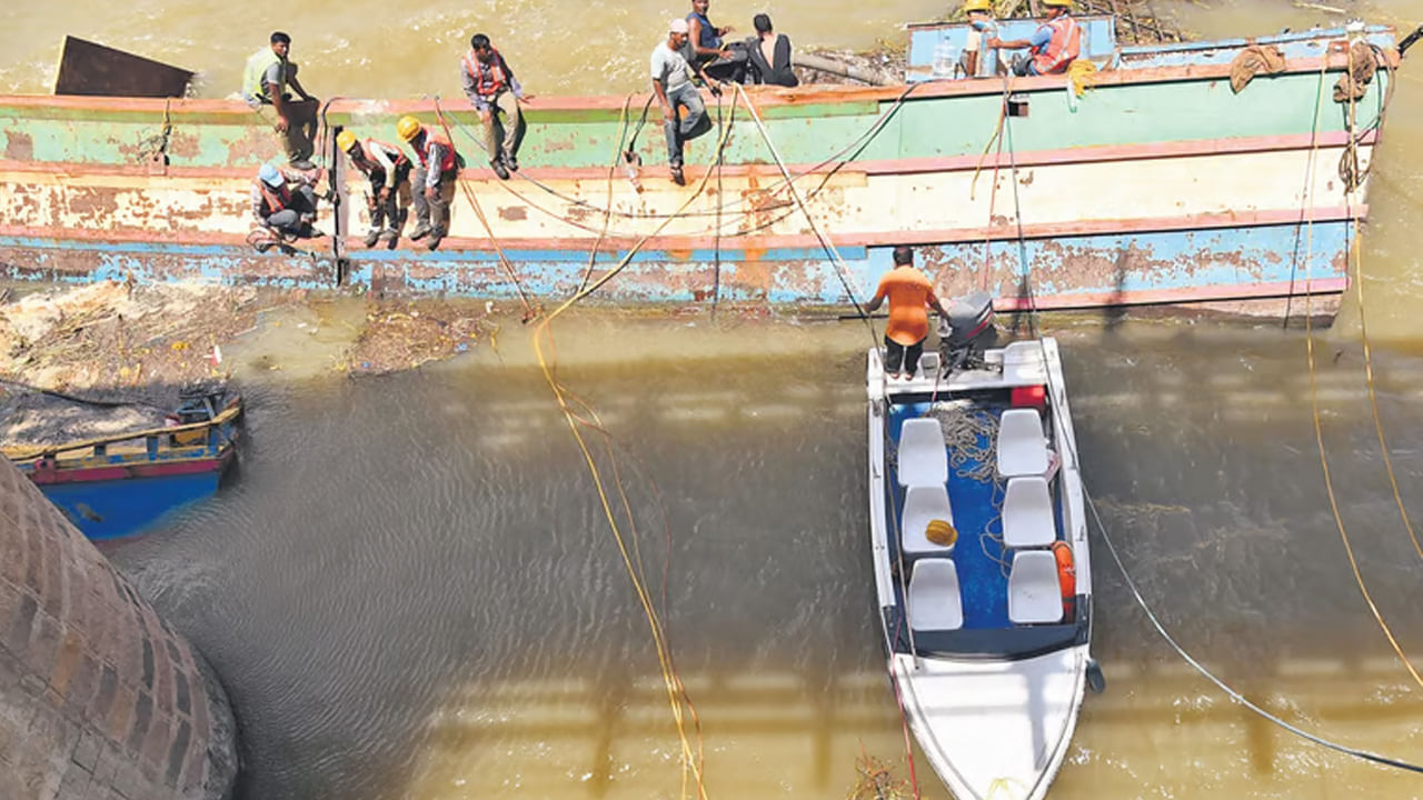 Prakasam Barrage: రంగంలోకి దిగిన అబ్బులు టీమ్‌.. బోట్ల తొలగింపు ప్రక్రియ ఎంతవరకు వచ్చిందంటే..?