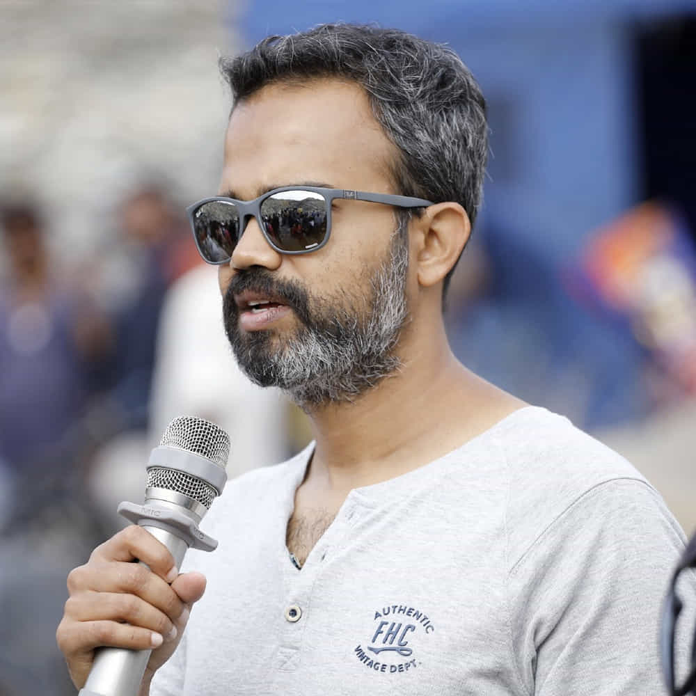 కేవలం కర్ణాటక బోర్డర్ల లోపల మాత్రమే క్రేజ్తో విడుదలైన సినిమా కేజీయఫ్. ప్యాన్ ఇండియా రేంజ్లో దుమ్మురేపింది. సెకండ్ పార్టు కోసం ప్రేక్షకులను వెయిట్ చేసేలా చేసింది. ఒన్ అండ్ టూ హిట్ రేషియో చూసి థర్డ్ పార్ట్ కోసం ఈగర్గా వెయిట్ చేస్తున్నారు జనాలు. నీల్ చేతిలో ఉన్న మూడు ప్రాజెక్టులు పూర్తయ్యాకే కేజీయఫ్ త్రీక్వెల్ సెట్స్ మీదకు వెళ్తుందట. సో.. ఇదీ నీల్ కాంపౌండ్లో ఉన్న క్లారిటీ.