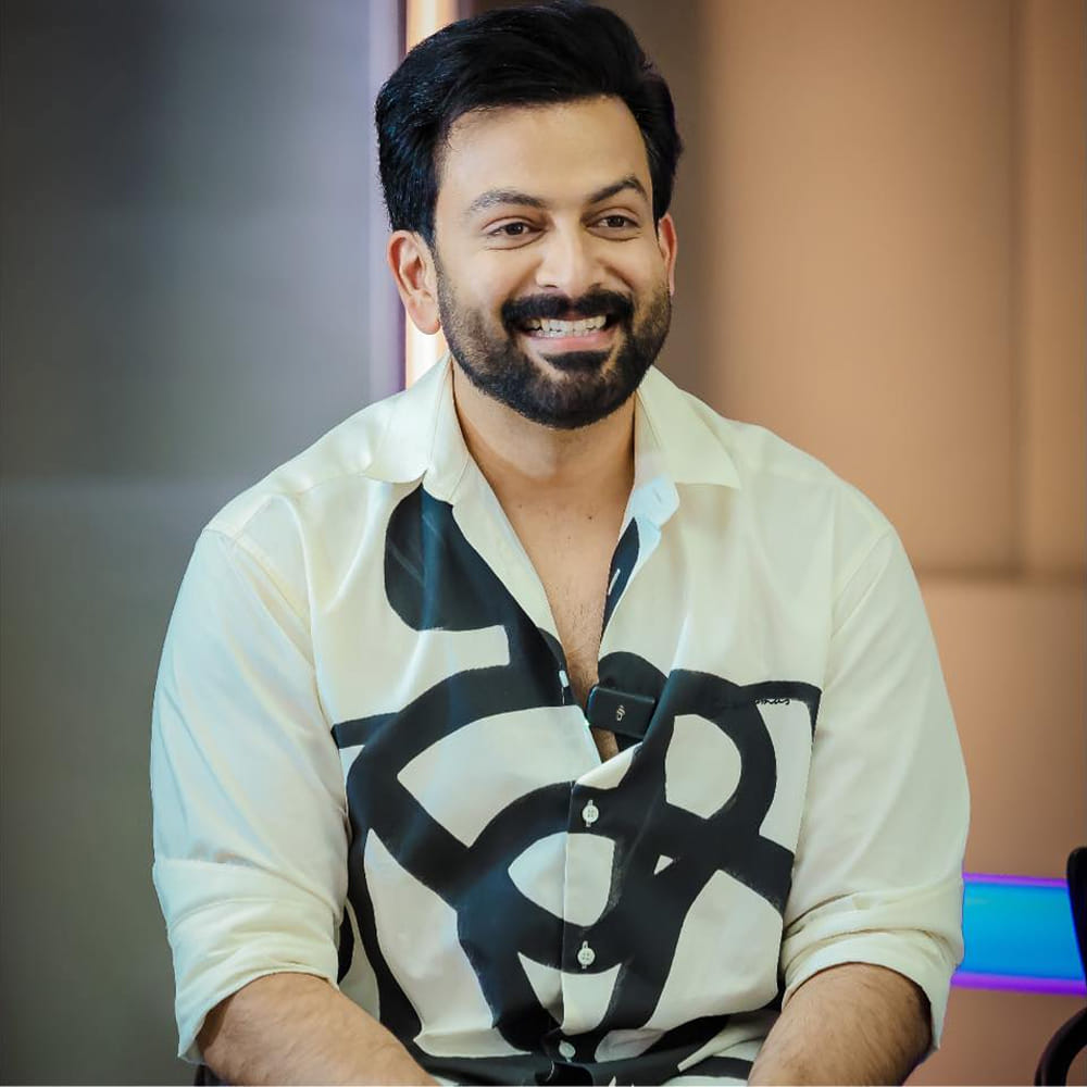 తాజాగా మలయాళ హీరో పృథ్వీరాజ్ సుకుమారన్ కూడా సుమారు 2971 చదరపు అడుగుల విస్తీర్ణంలో 30.60 కోట్లతో కొత్త డ్యూప్లెక్స్ కొన్నారు. గతంలో బాంద్రాలో భార్య కోసం ఓ ఇల్లు కొన్నారీయన. మొత్తానికి హిందీలోనూ నటిస్తున్నారు కాబట్టి.. ముంబైలోనూ ఓ ఇల్లు ఉండాలని ఫిక్సైపోతున్నారు మన స్టార్స్. 
