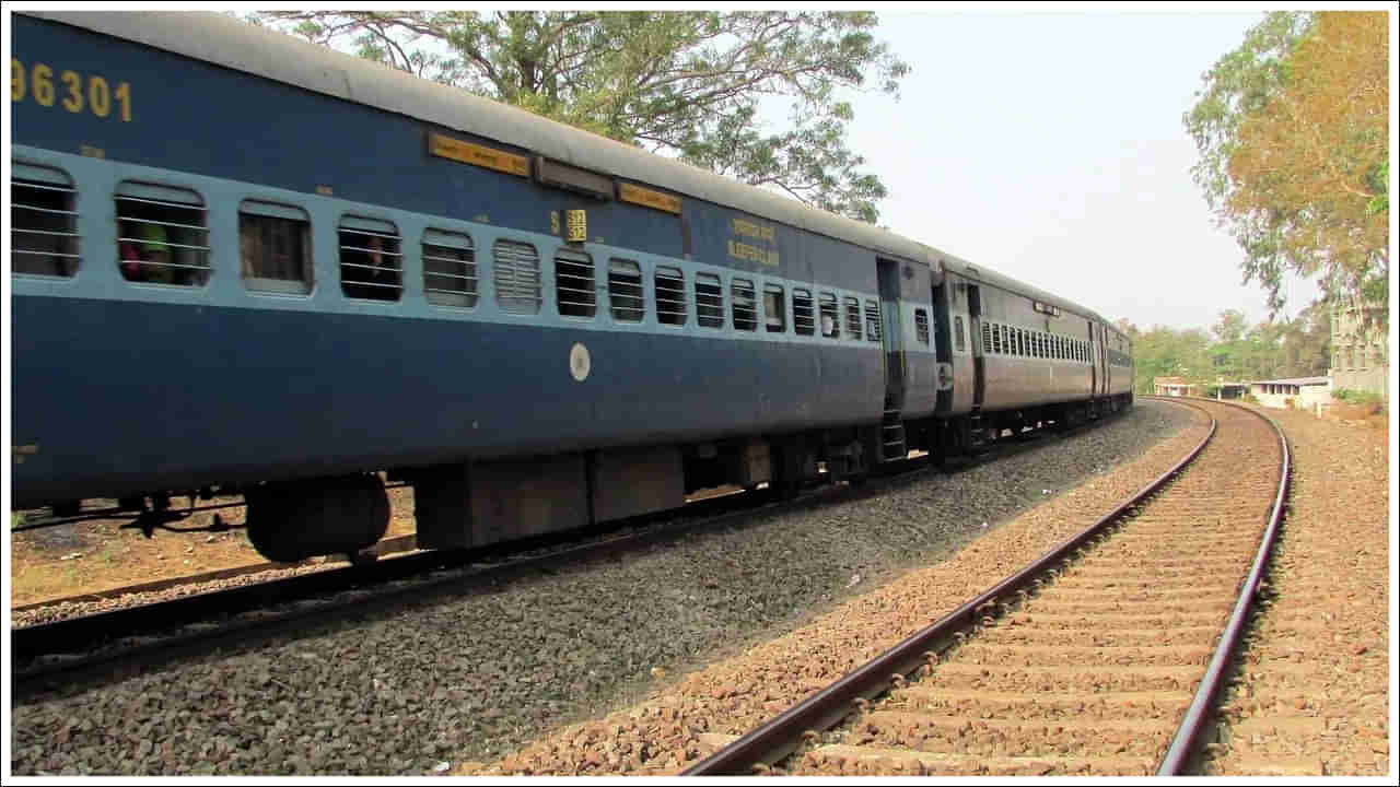 Indian Railways: దేశంలో ఈ రైల్వే స్టేషన్‌కు వెళ్లాలంటే పాస్‌పోర్ట్, వీసా తప్పనిసరి!