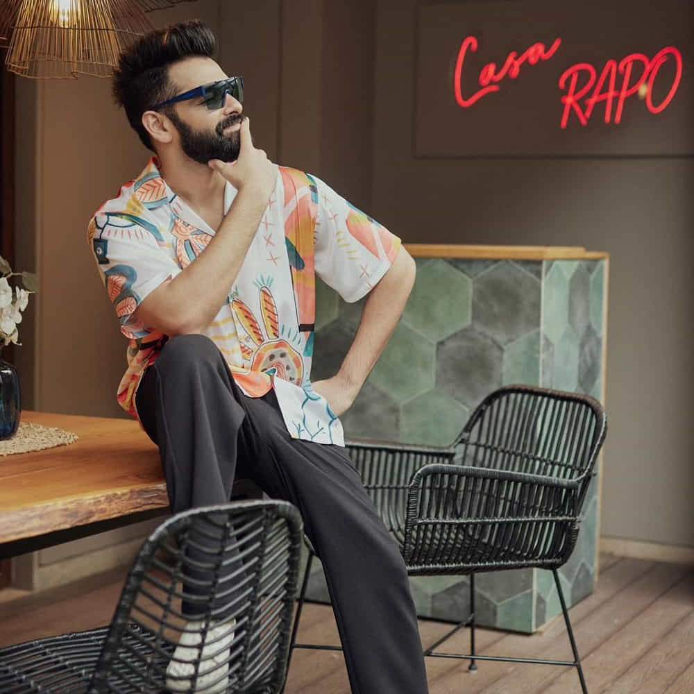 అందుకే కత్తులు, కటార్లు కాకుండా.. ఇకపై పూలు, అమ్మాయిల వైపు చూస్తానంటున్నారు ఈ హీరో. రామ్ను మరీ ఇలా మాస్గా చూడ్డం కంటే.. కాస్త క్లాస్గా చూడ్డానికే ఇష్టపడుతుంటారు అభిమానులు. ఆయన కెరీర్కు పునాది వేసిన దేవదాస్, రెడీ, నేను శైలజ అన్నీ క్లాస్ సినిమాలే.