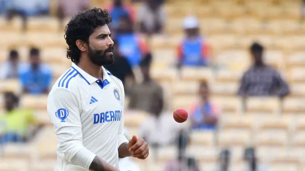 IND vs BAN 2nd Test, Ravindra Jadeja: బంగ్లాదేశ్‌తో జరిగిన చెన్నై టెస్టు మ్యాచ్‌లో 280 పరుగుల భారీ తేడాతో విజయం సాధించిన భారత్.. ఇప్పుడు రెండో టెస్టు మ్యాచ్‌కు సిద్ధమైంది. కాన్పూర్ వేదికగా ఇరు జట్ల మధ్య రెండో టెస్టు మ్యాచ్ జరుగుతోంది. ఈ మ్యాచ్‌లో భారత జట్టు ఆల్‌రౌండర్ రవీంద్ర జడేజా ప్రత్యేక మైలురాయిని నెలకొల్పనున్నాడు.