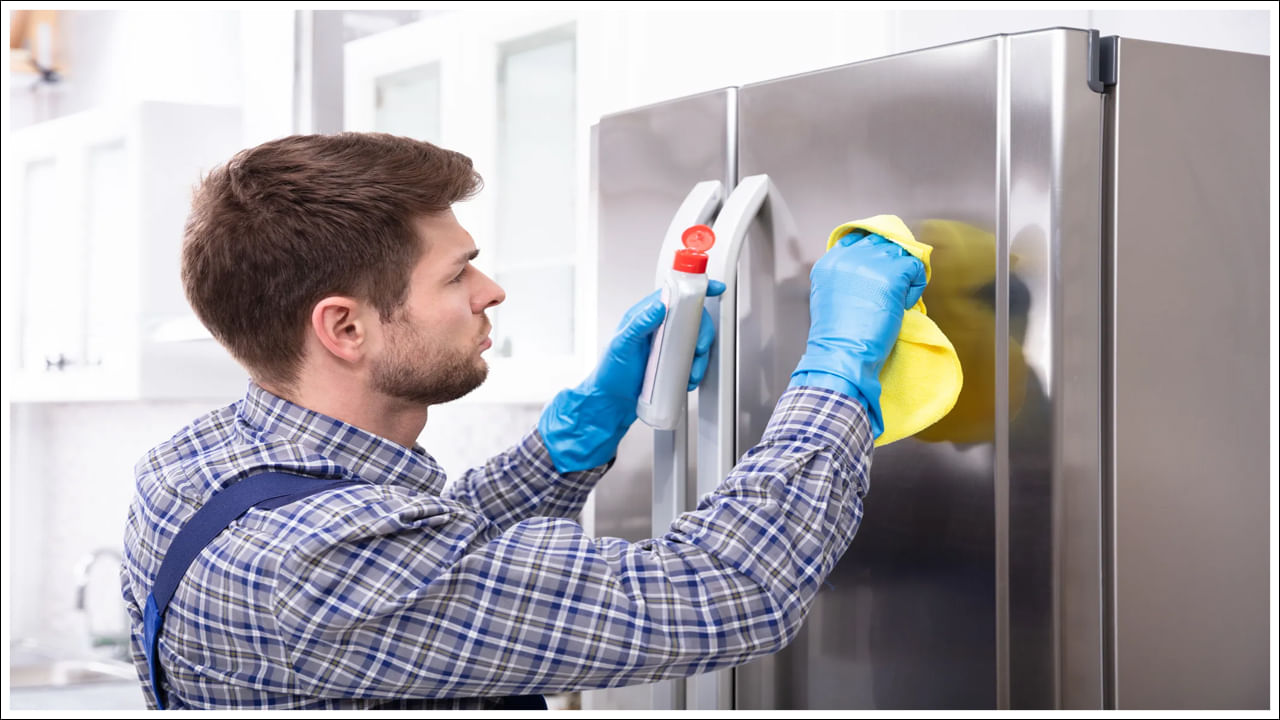 Refrigerator Cleaning Tips: ఇల్లు అందంగా ఉండాలంటే ప్రతి చిన్న విషయాన్ని జాగ్రత్తగా చూసుకోవడం చాలా ముఖ్యం. కొన్నిసార్లు ఇంట్లో ఉండే కొన్ని వస్తువులు సంవత్సరాల తరబడి శుభ్రం చేయక పోవడం వల్ల మీ ఇంటి రూపురేఖలు మొత్తం పాడవుతాయి. అలాంటి పరిస్థితుల్లో మీ ఇంటి వంటగదిలో ఉంచిన రిఫ్రిజిరేటర్ జిడ్డుగా కనిపించడం ప్రారంభించినట్లయితే, ఈ చిట్కాలన్నింటినీ పాటించడం ద్వారా మీ ఫ్రిజ్‌ను మెరిసేలా చేయవచ్చు. ఈ చిట్కాలు ఫ్రిజ్‌ను వేగంగా శుభ్రం చేయడంలో మీకు సహాయపడతాయి.