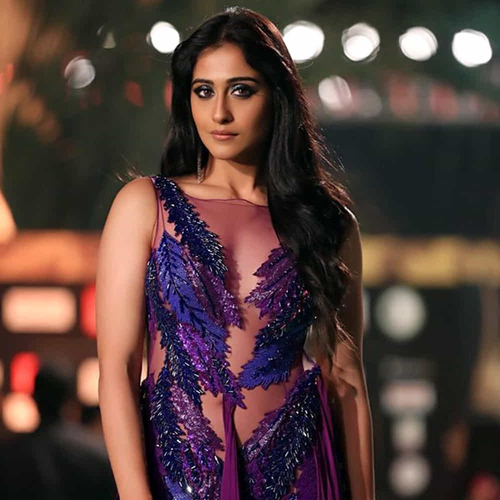 సుధీర్ బాబుతో కలిసి శివ మనసులో శృతి అనే సినిమాతో టాలీవుడ్ ఇండస్ట్రీలోకి అడుగు పెట్టింది రెజీనా. తొలి సినిమాతోనే నటిగా మంచి మార్కులు కొట్టేసింది. శివ మనసులో శృతి హిట్ టాక్ తెచ్చుకోవడంతో ఈ చిన్నదానికి అవకాశాలు పెరిగాయి.