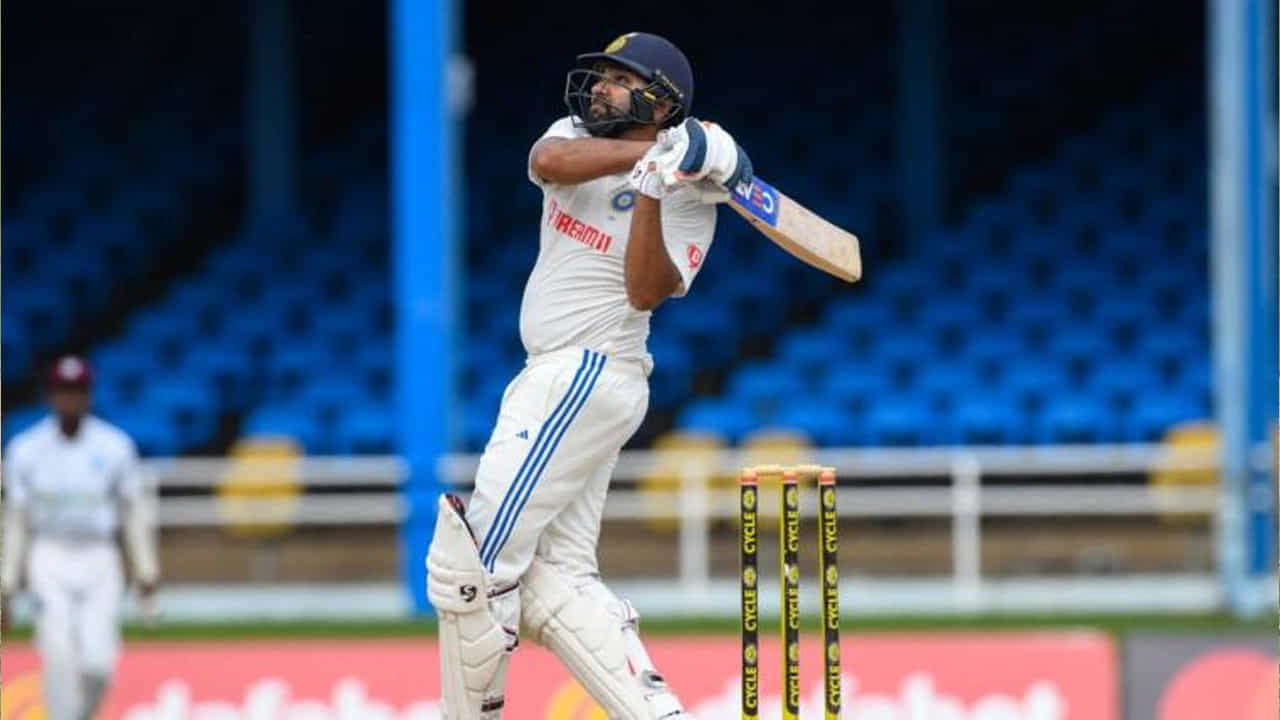 ఇప్పుడు ఈ రికార్డును బద్దలు కొట్టాలంటే రోహిత్ శర్మకు కేవలం 8 సిక్సర్లు మాత్రమే కావాలి. టీమిండియా తరపున 101 టెస్టు ఇన్నింగ్స్లు ఆడిన ఈ హిట్మ్యాన్ ఇప్పటివరకు 84 సిక్సర్లు కొట్టాడు. బంగ్లాదేశ్తో సిరీస్లో రోహిత్ శర్మ ఎనిమిది సిక్సర్లు బాదితే.. భారత్ తరపున టెస్టుల్లో అత్యధిక సిక్సర్లు బాదిన బ్యాట్స్మెన్గా రికార్డులకెక్కాడు.