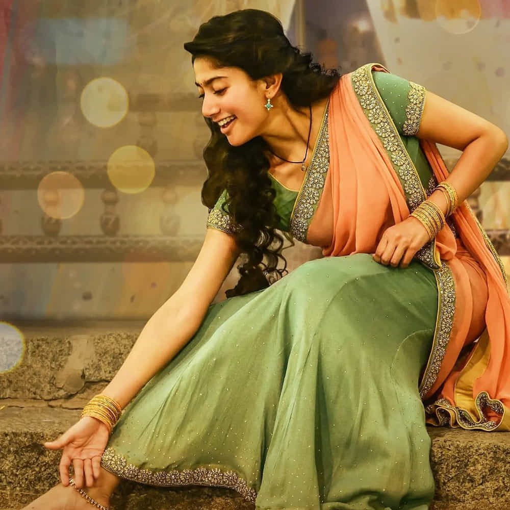 సాయి పల్లవి కూడా అంతే. చేసింది తక్కువ సినిమాలైనా సౌత్లో ఈమె ఫాలోయింగ్ నెక్ట్స్ లెవల్. ఒక్క ముక్కలో చెప్పాలంటే ఈమెను లేడీ పవర్ స్టార్ అని పిలుస్తున్నారు.