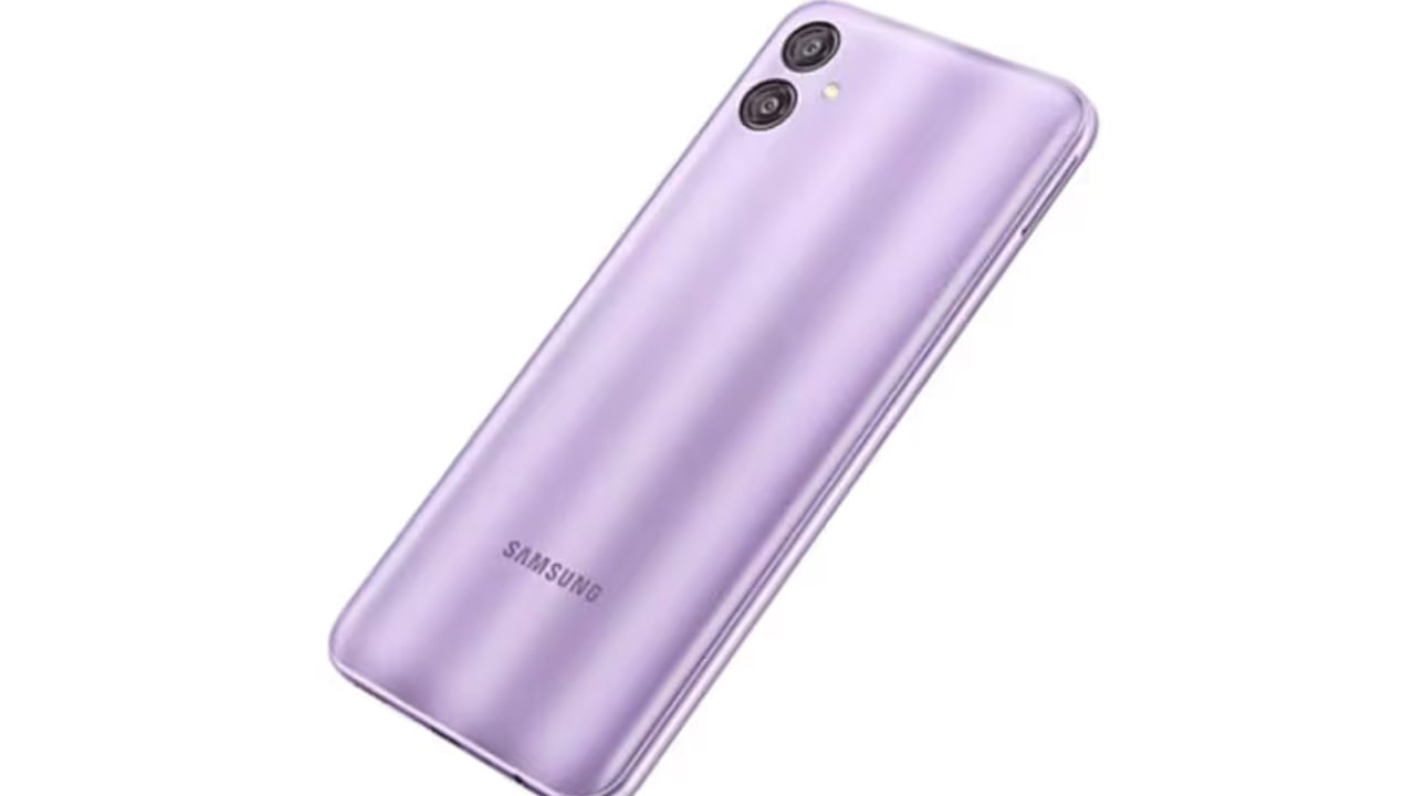 ఇక బ్యాటరీ విషయానికొస్తే ఈ ఫోన్‌లో 25 వాట్స్‌ ఫాస్ట్ ఛార్జింగ్‌కు సపోర్ట్‌ చేసే 5000 ఎంఏహెచ్‌ బ్యాటరీని అందించారు. 4 జీబీ ర్యామ్‌, 64 జీబీ స్టోరేజ్‌ వేరియంట్‌ ధర రూ. 7,999గా నిర్ణయించారు. ఈ ఫోన్‌లో ట్విలైట్ బ్లూ కలర్‌ ఆప్షన్‌లో తీసుకొచ్చారు. 